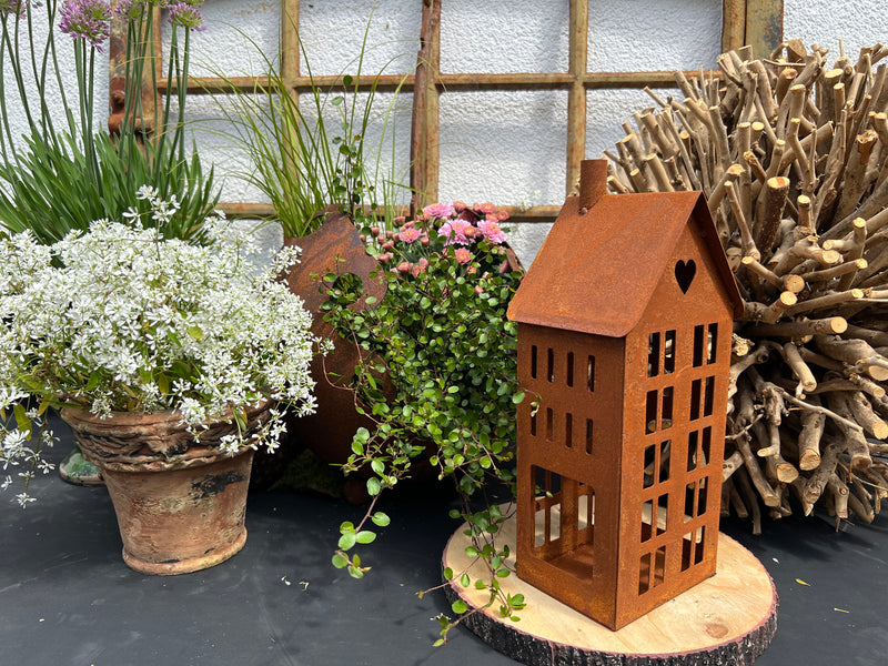 Gartendeko Haus hoch mit Herz Laterne Gartenlicht Gartendeko zum Stellen Metall Rost Deko 32cm hoch