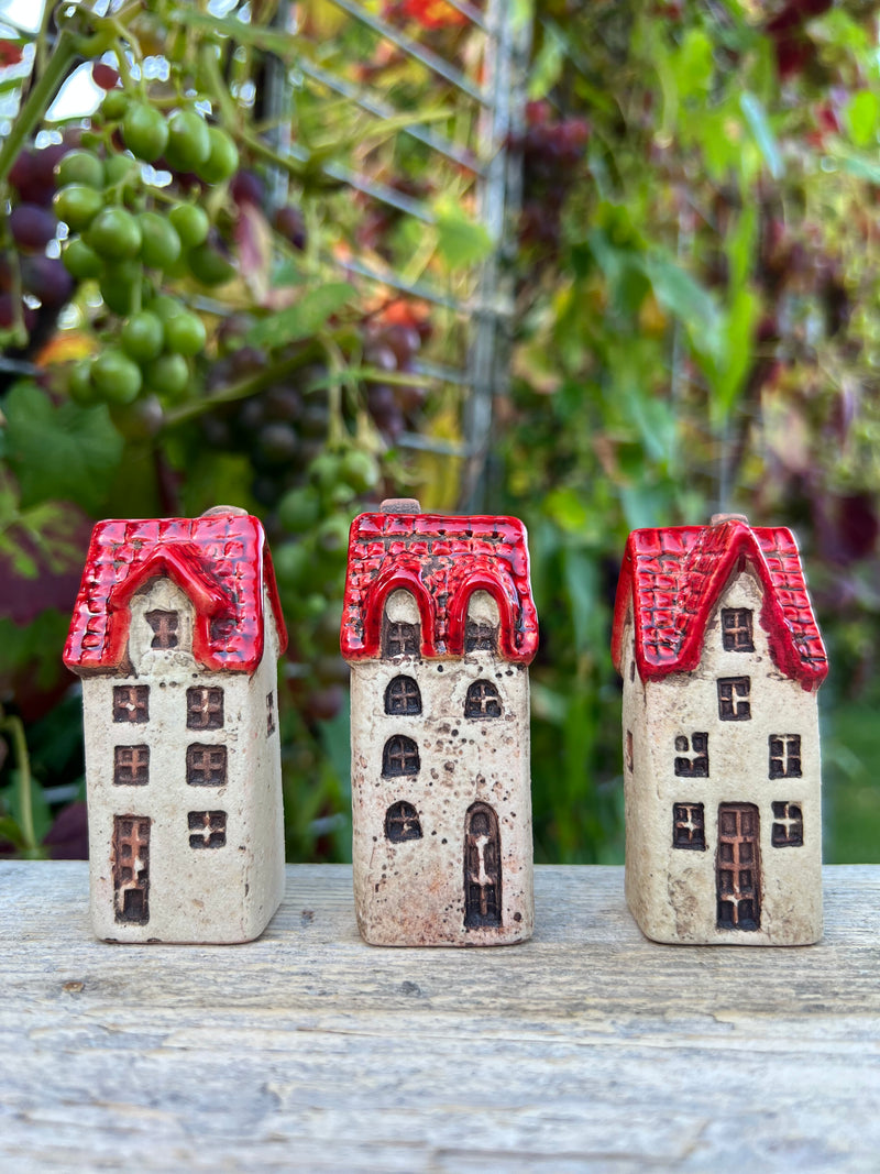 3-er Set Haus Keramikhaus Keramik Dekoration Häuschen Weihnachten rot/braun B/T/H: 3 x 3 x 7,5cm