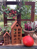 Gartendeko Häuschen mit Herz und Ring Windlicht Gartenlicht Gartendeko zum Stellen Metall Rost Deko 17cm hoch