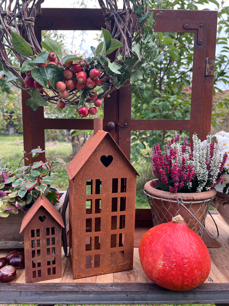 Gartendeko Haus hoch mit Herz Laterne Gartenlicht Gartendeko zum Stellen Metall Rost Deko 32cm hoch