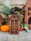 Gartendeko Häuschen mit Herz und Ring Windlicht Gartenlicht Gartendeko zum Stellen Metall Rost Deko 17cm hoch