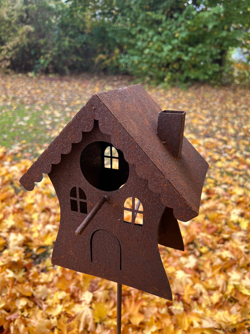 Hexenhaus Vogelhaus Futterstation zum Stellen inkl. Stecker aus Metall mit Edelrost 21x14x24/140cm