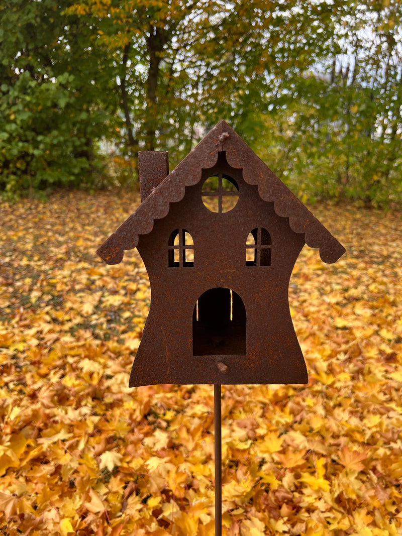 Hexenhaus Vogelhaus Futterstation zum Stellen inkl. Stecker aus Metall mit Edelrost 21x14x24/140cm