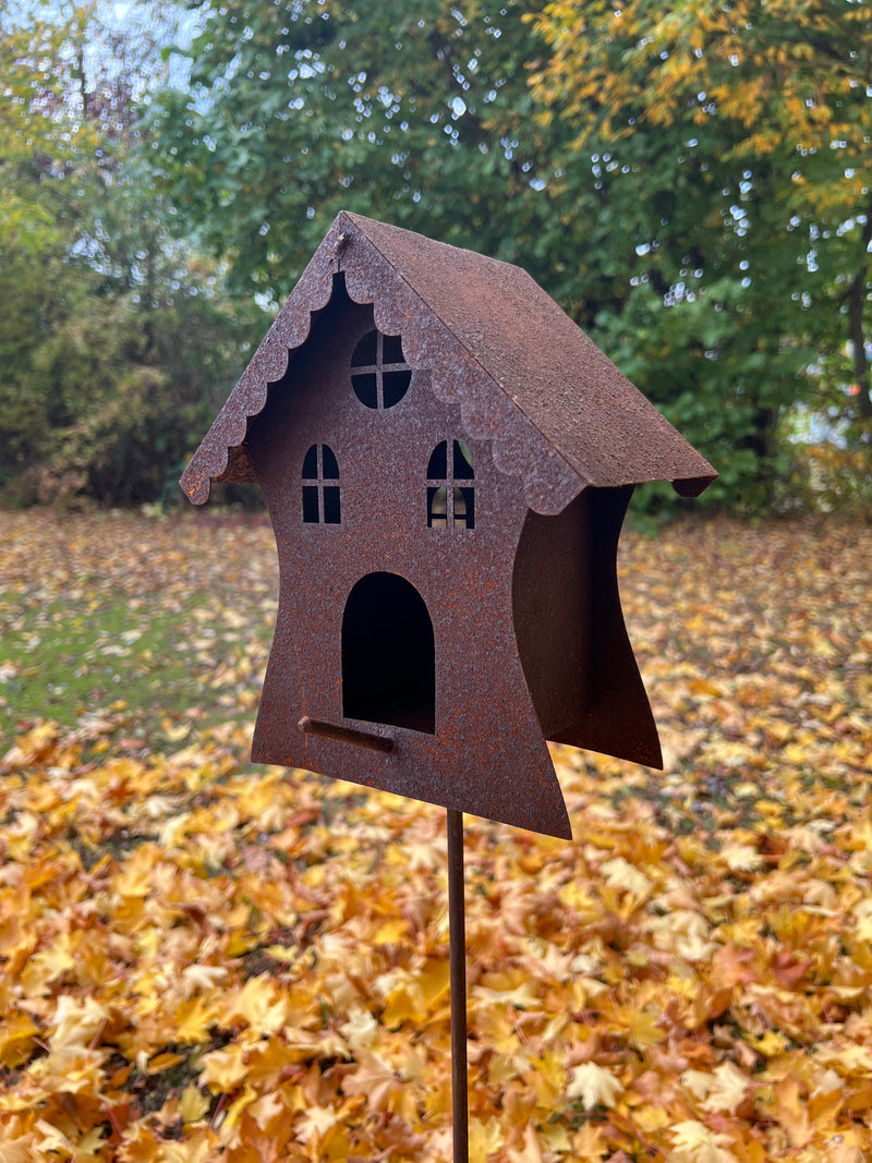 Hexenhaus Vogelhaus Futterstation zum Stellen inkl. Stecker aus Metall mit Edelrost 21x14x24/140cm
