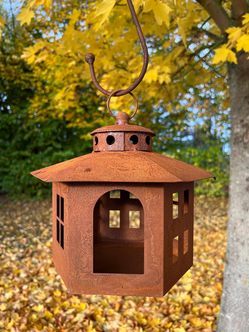 Gartendeko Vogelhaus sechseckig Haus Windlicht zum Stellen oder Hängen mit Ring Metall Rost Deko H/B: 22/18 cm