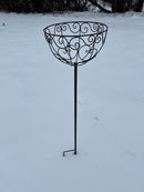 Pflanzschale BOCCAR Pflanzkorb Blumenschale auf Stab Blumentopfständer Pflanzgefäß halbrund Metall dunkelbraun lackiert mit Ständer und 2 Spießen H/dia 102/25 cm