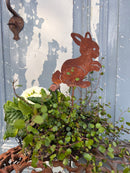 Deko Rost Stecker Ostern Hase hoppelnd Bodenstecker Gartendeko Stab Edelrost Beetstecker 53cm Gesamthöhe