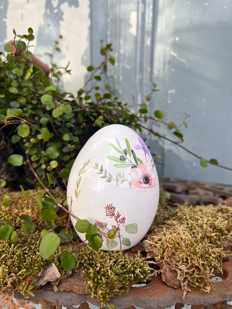 Dekoration zu Ostern Keramik Ei Osterei weiß mit Blumen in Flieder Ost
