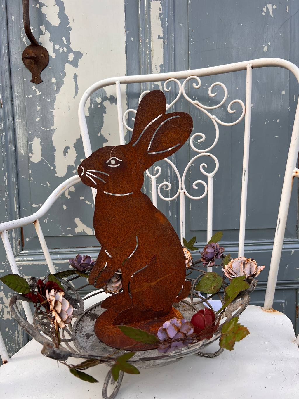 Dekoration zu Ostern Hase zum Hinstellen auf einer Platte Metall mit E