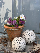 Kugel Dekokugel Keramik creme mit schwarzen Herzen shabby Look Gartenkugel Gartendeko in zwei Größen