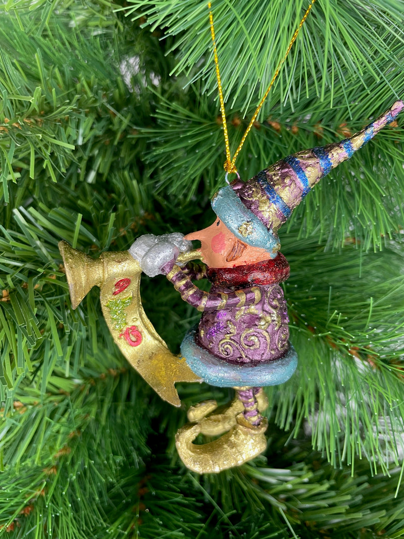 Kleiner Weihnachtsmann Elf Gabenträger Weihnachten Deko Hänger Christbaumschmuck 11,5 cm Lila-türkis-Gold mit Trompete