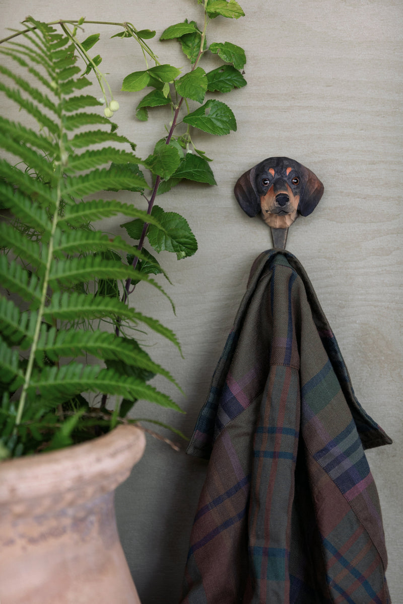 KLEIDERHAKEN DACKEL Hund Garderobe Wandhaken massiv Landhaus Vintage handgeschnitzt und handbemalt Holz und Metall-Haken 11cm hoch