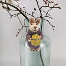 Deko Hase im lila Kleid und gelbem Osterei zum Hinstellen oder Hängen aus Filz lila-weiß Ostern Osterdeko Anhänger fairtrade weich 14cm hoch leicht unzerbrechlich