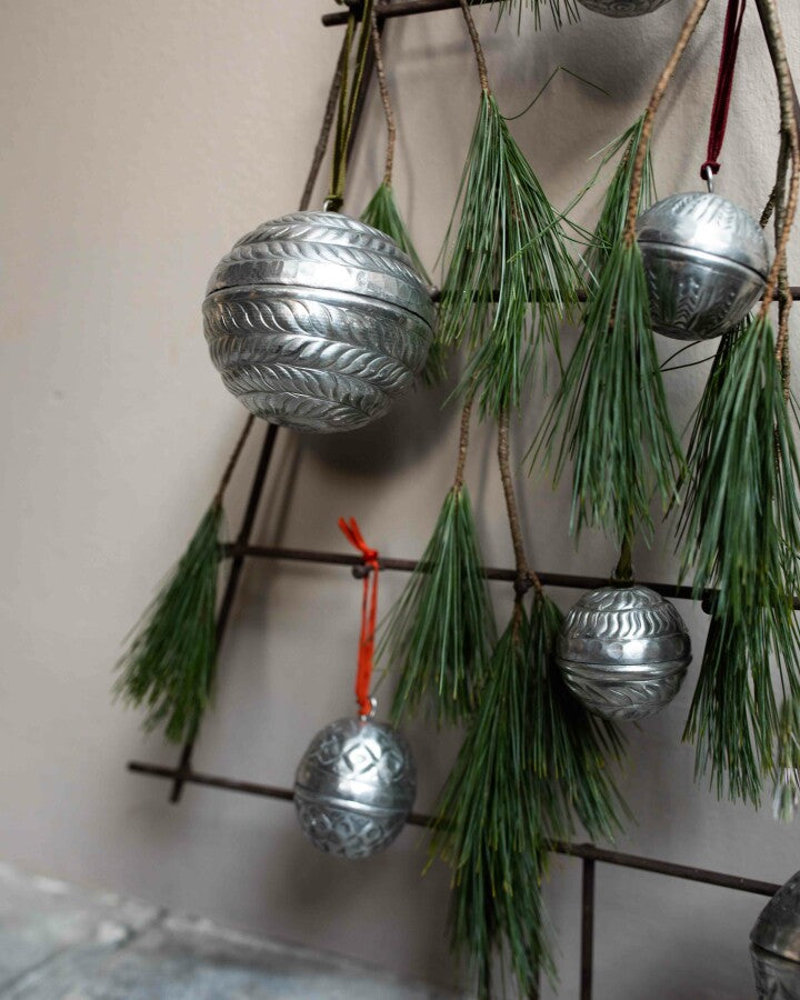 Tannenbaum zum Aufhängen aus Metall mit Haken für Zierschmuck in schwarz Weihnachten flach Wanddekoration 80cm hoch x 40cm breit