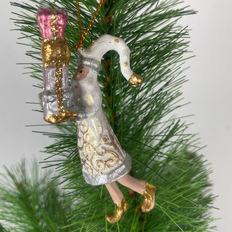 Kleiner Gabenträger Weihnachtsmann mit Geschenken mini Weihnachten Deko Hänger Christbaumschmuck 9 cm weiß-gold-silber