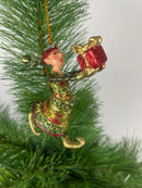 Kleiner Gabenträger Wichtel mit Geschenk mini Weihnachten Deko Hänger Christbaumschmuck 8 cm grün-rot-gold