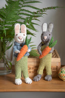 Deko Hase mit hellgrüner Hose blauer Jacke und Möhre zum Hinstellen oder Hängen aus Filz grün-blau Ostern Osterdeko Anhänger fairtrade weich 14cm hoch leicht unzerbrechlich