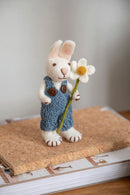 Deko Hase mit blauer Hose und Blume zum Hinstellen oder als Hänger aus Filz weiß-blau Ostern Osterdeko Anhänger Fairtrade weich 14cm hoch leicht unzerbrechlich