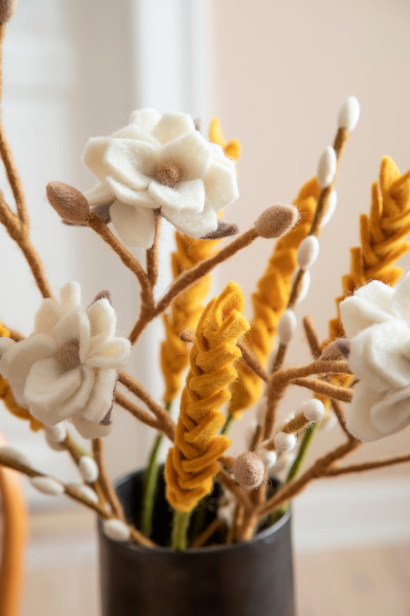 Deko Blume Magnolie Zweig mit weißen Blüten aus Filz Ostern Osterdeko Frühling Fairtrade weich 60cm lang leicht unzerbrechlich