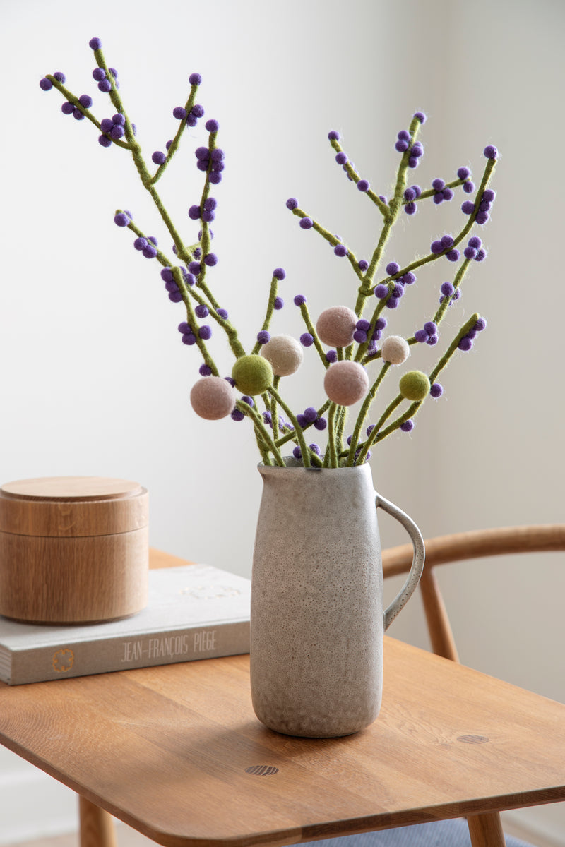 Deko Blume Zweig mit lila Beeren aus Filz Ostern Osterdeko Frühling Fairtrade weich 60cm lang leicht unzerbrechlich