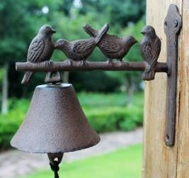 Glocke Türglocke Vogelzeile Vögel aus Metall mit Wandhalterung Metall-Glocke Gußeisen Wanddeko draußen Vintage 20x10x17,5cm