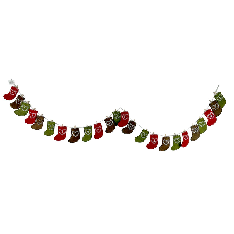 Adventskalender Girlande mit 24 Socken aus Filz mit Herz und Zahlen rot-braun-grün 11cm hoch x 8 cm breit, d= 3, l= 175 cm