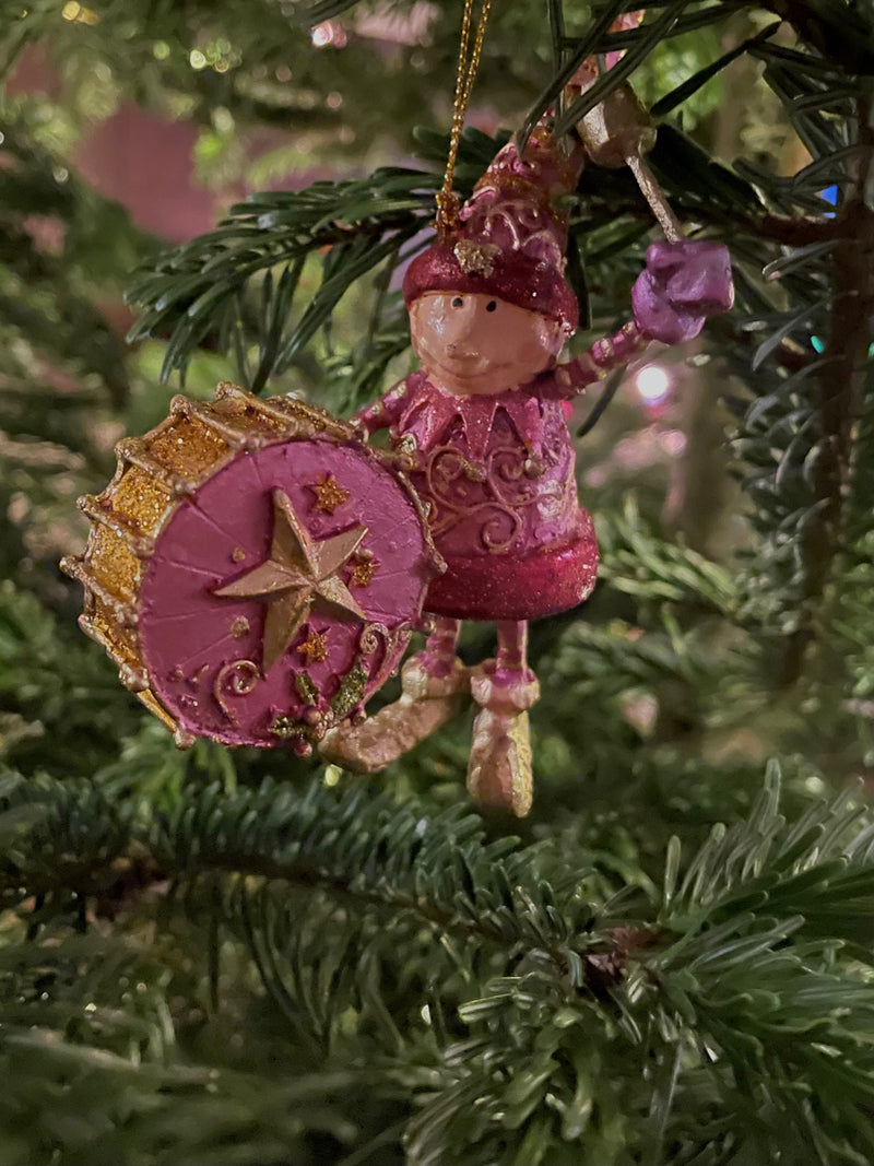 Kleiner Weihnachtsmann Elf Gabenträger Weihnachten Deko Hänger Christbaumschmuck 11 cm pink-Gold mit Pauke