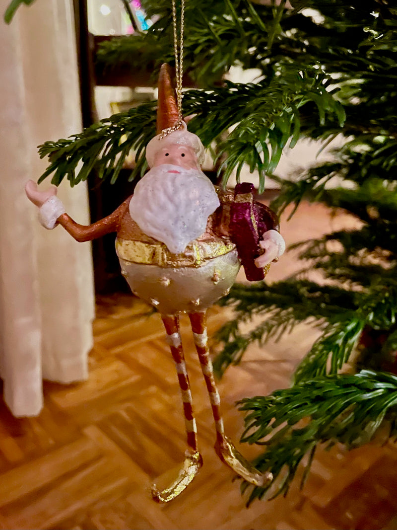Weihnachtsmann Gabenträger Weihnachten Baumschmuck Figur Deko Hänger Christbaumschmuck 16 cm weiß-Gold mit Geschenk