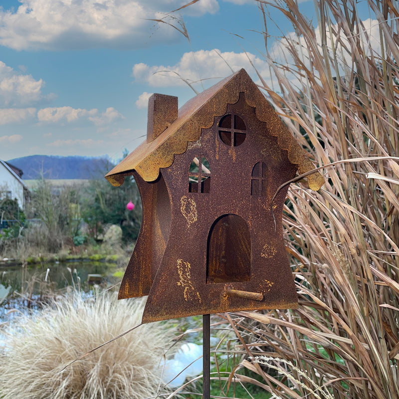 Hexenhaus Vogelhaus Futterstation zum Stellen inkl. Stecker aus Metall mit Edelrost 21x14x24/140cm