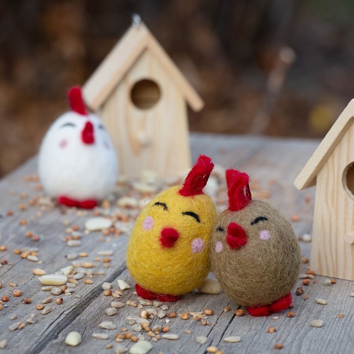 Deko Hänger aus Filz Küken weiß-rot Ostern Osterdeko Fairtrade weich 7 cm hoch leicht unzerbrechlich