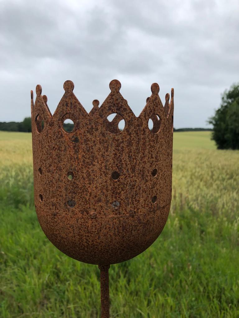 Kerzenhalter "Krone" 120cm hoch aus Metall mit Edelrost Leuchtfeuer Gartendeko Stab